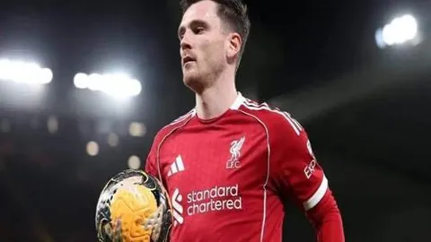 【激情失控！切尔西球迷水瓶砸场，英足总重罚15万英镑震慑足坛】